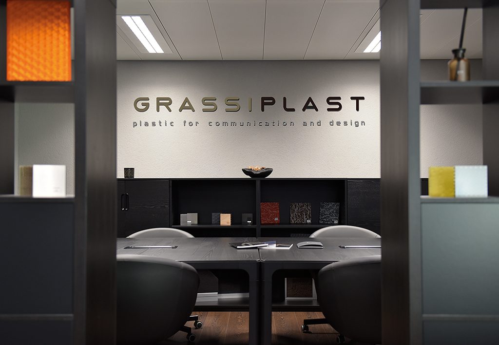 Grassiplast Erscheinungsbild Logo an Bürowand