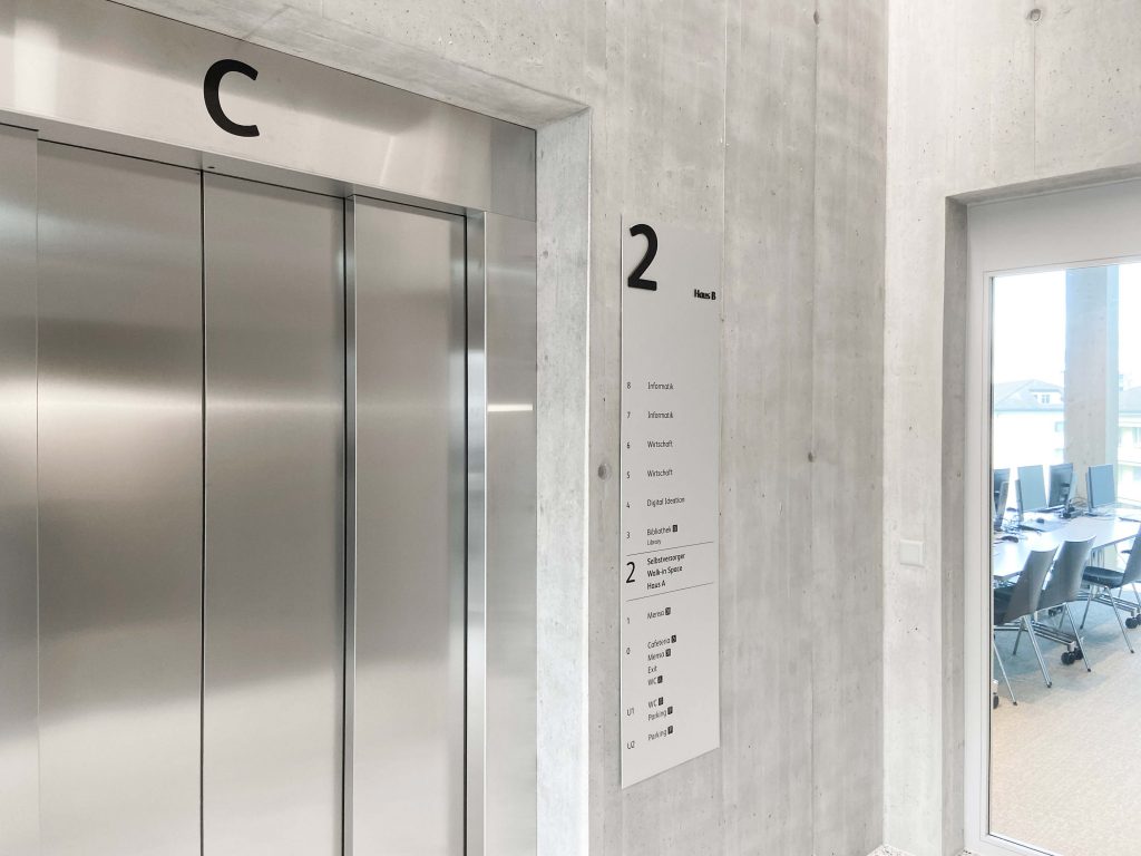 Hochschule Luzern Beschriftung Stockwerk Lift