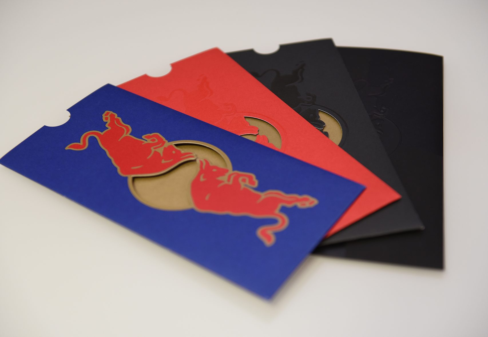 Red Bull Karten mit Hülle farbig