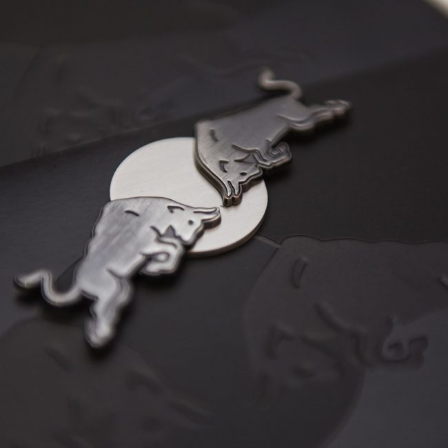 Red Bull Logo aus Metall
