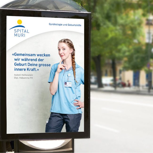 Spital Muri Plakat mit Person und Zitat an Bushaltestelle