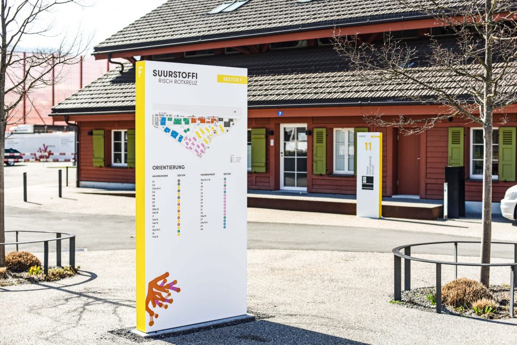 Suurstoffi Risch Rotkreuz Stele im Aussenbereich