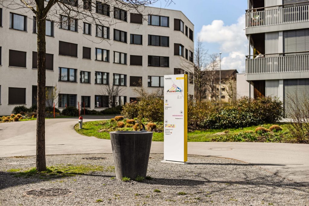 Suurstoffi Risch Rotkreuz Stele im Aussenbereich