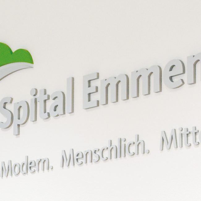Spital Emmental Signaletik Wand Logo
