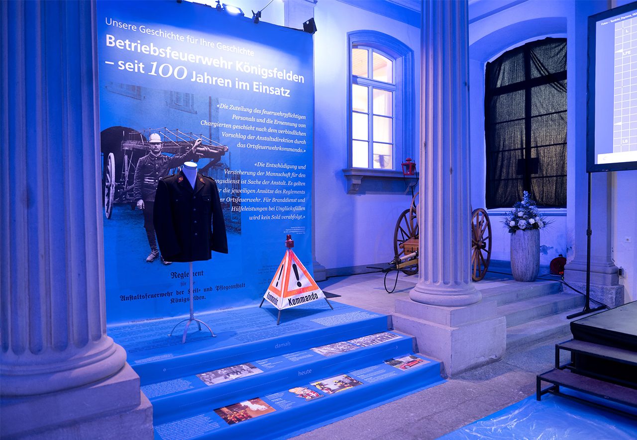 Historische Ausstellung blau beleuchtet
