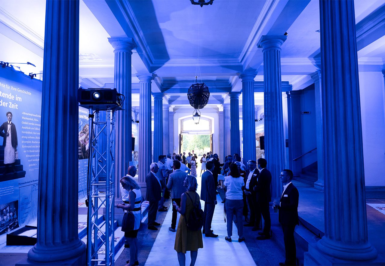Historische Ausstellung blau beleuchtet
