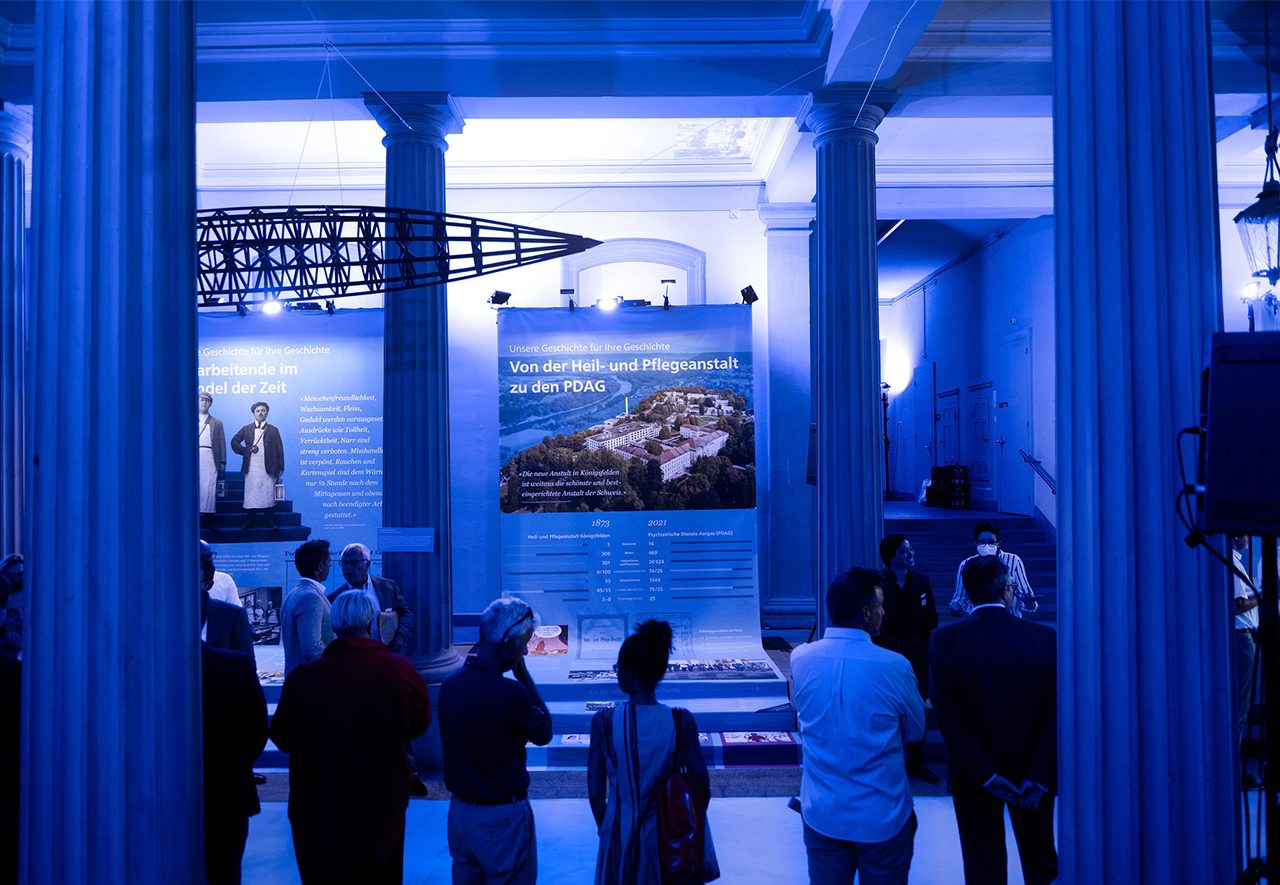 Historische Ausstellung blau beleuchtet