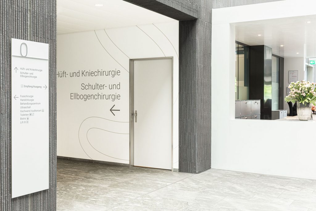 Wandbeschriftung Eingangsbereich Klinik