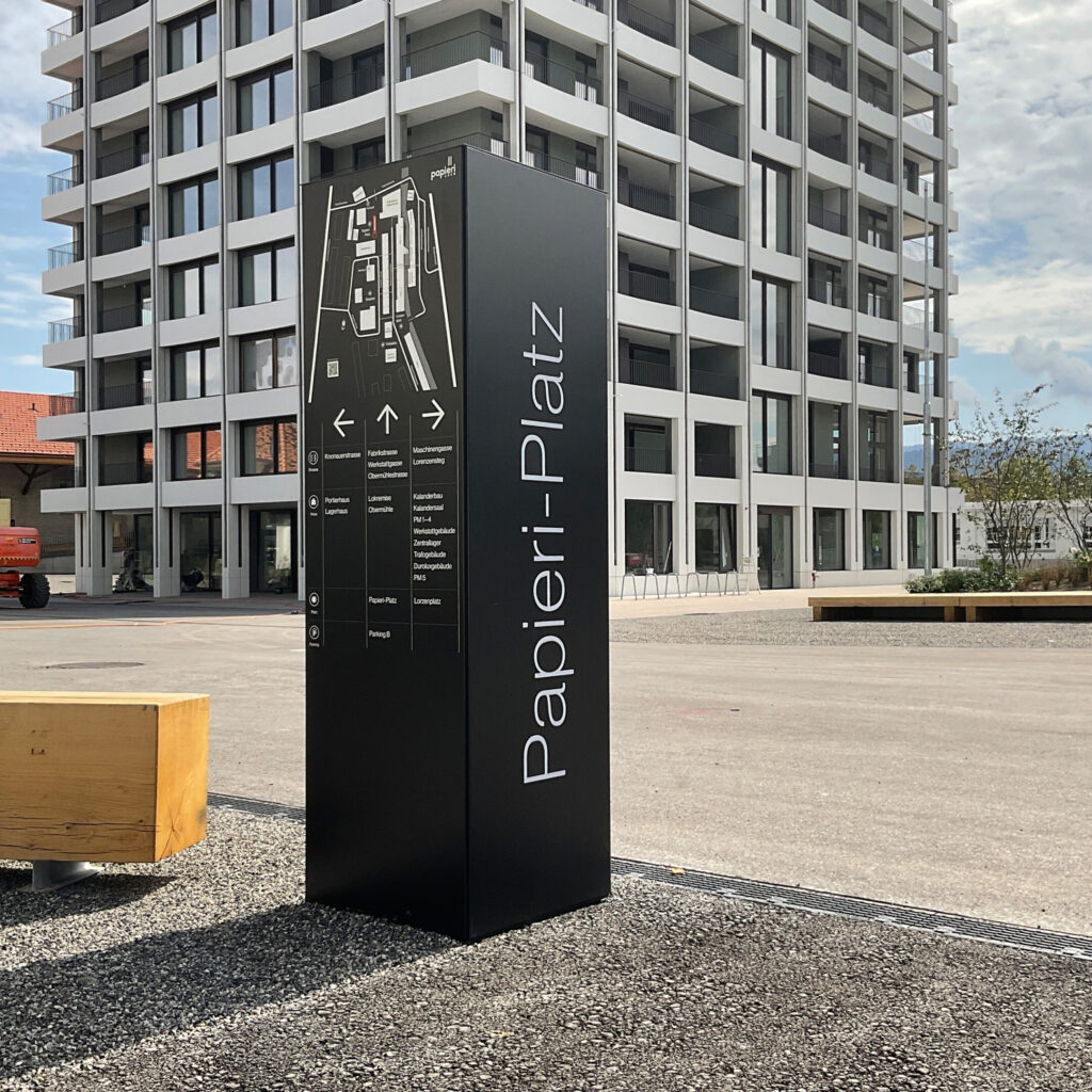 Orientierungstafel auf dem Papieri-Platz