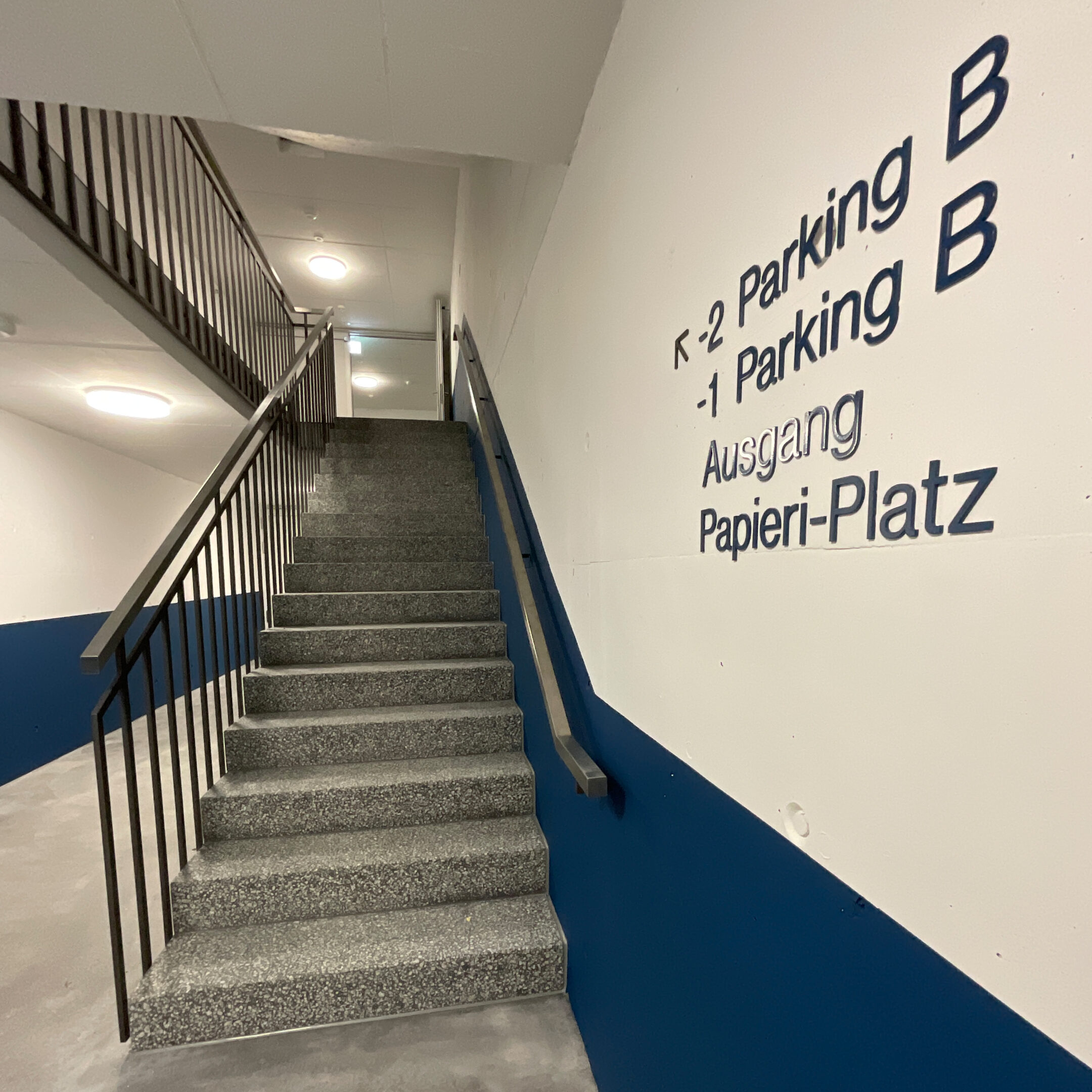 Beschriftung Treppenhaus Parking Papieri-Platz