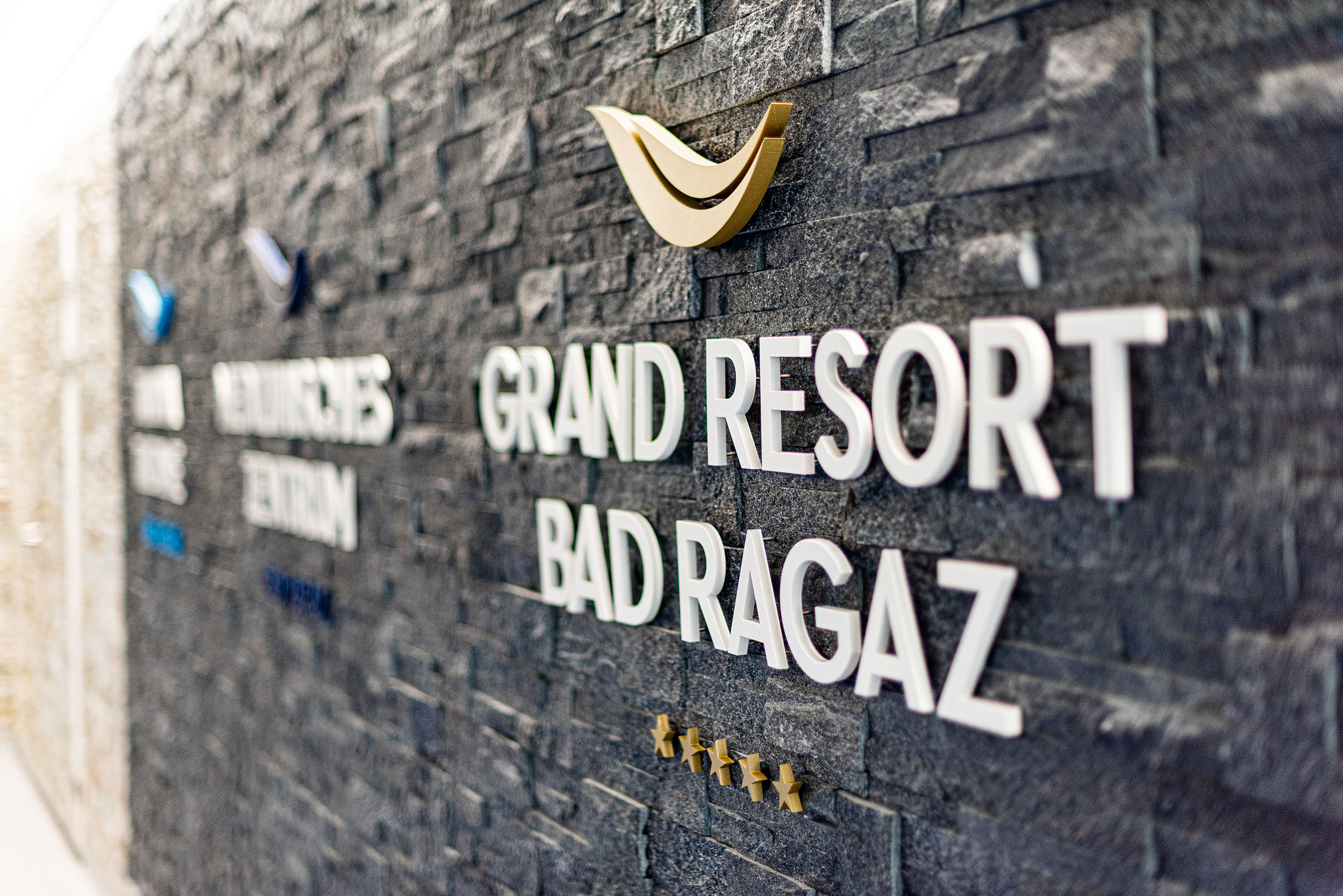 Signaletik Grand Resort Bad Ragaz auf Wandverblendung aus Naturstein