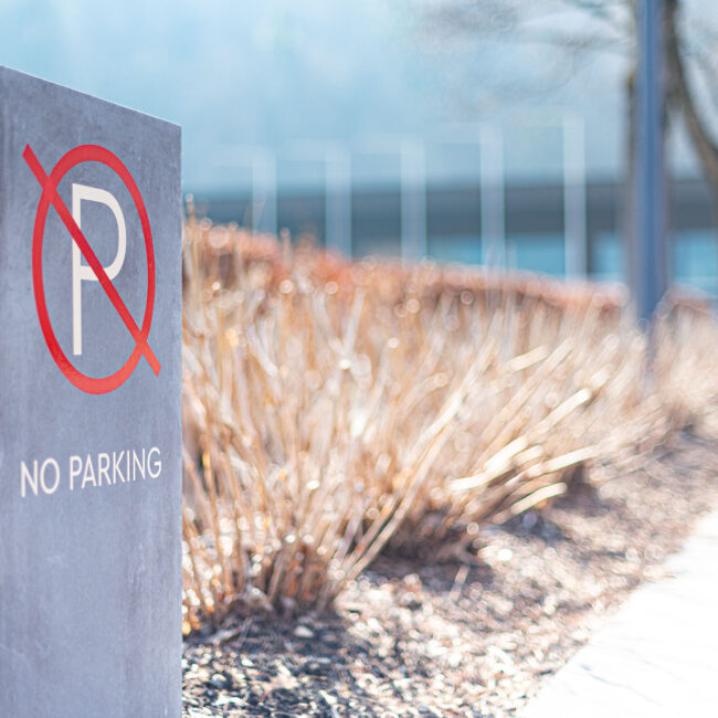 Betonstelen mit Parkverbot-Beschriftung im Aussenbereich des Grand Resort Bad Ragaz