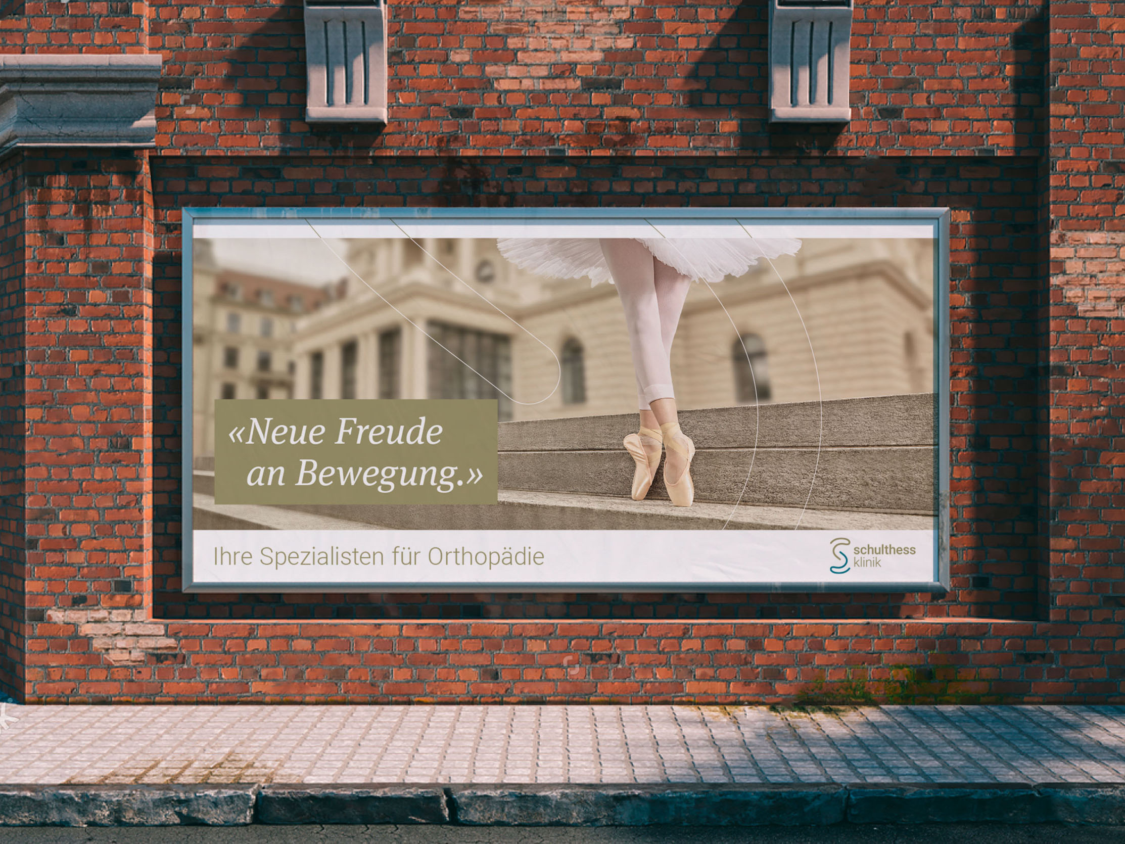 Plakat im Format F12 mit tanzenden Beine einer Balletttänzerin, einem Schriftzug Neue Freude an Bewegung und im Hintergrund das Opernhaus