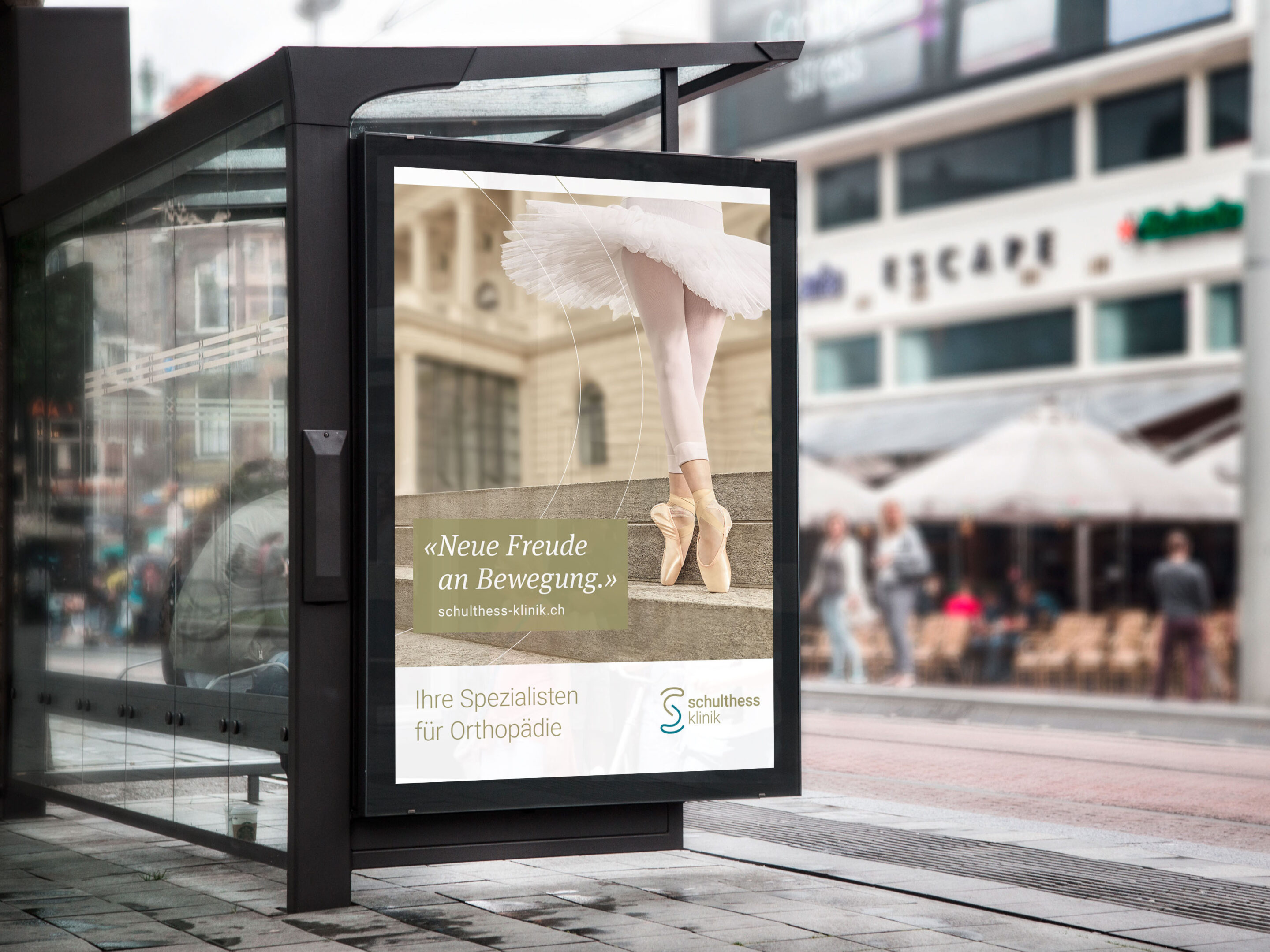 Plakat im Format F4 mit tanzenden Beine einer Balletttänzerin, einem Schriftzug Neue Freude an Bewegung und im Hintergrund das Opernhaus