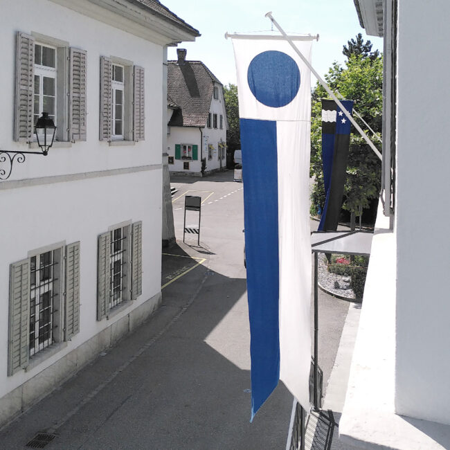 Lenzburger Fahne an der Hausfassade der Agentur neuzeichen