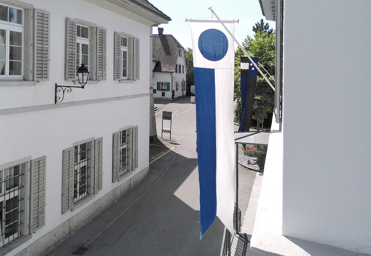 Lenzburger Fahne an der Hausfassade der Agentur neuzeichen