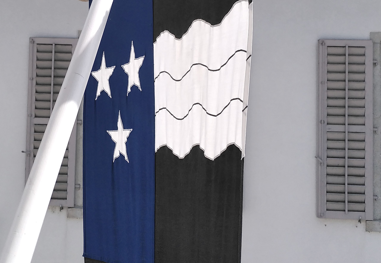 Nahaufnahme Aargauer Fahne an der Hausfassade der Agentur neuzeichen