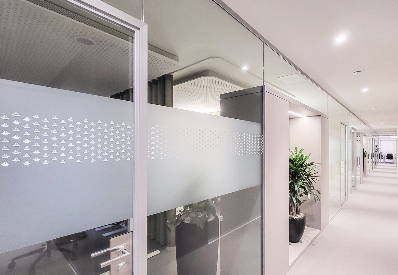 Signaletik für die PKSO – Direktbeschriftung der Innenräume des neuen Firmenstandort der PKSO