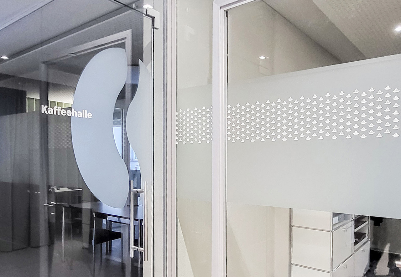 Signaletik für die PKSO – Direktbeschriftung der Innenräume des neuen Firmenstandort der PKSO