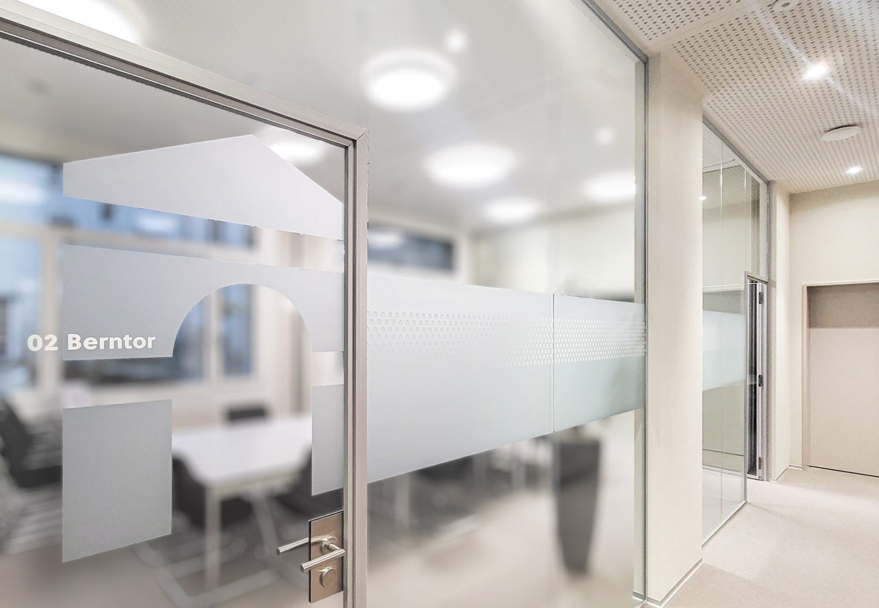 Signaletik für die PKSO – Direktbeschriftung der Innenräume des neuen Firmenstandort der PKSO