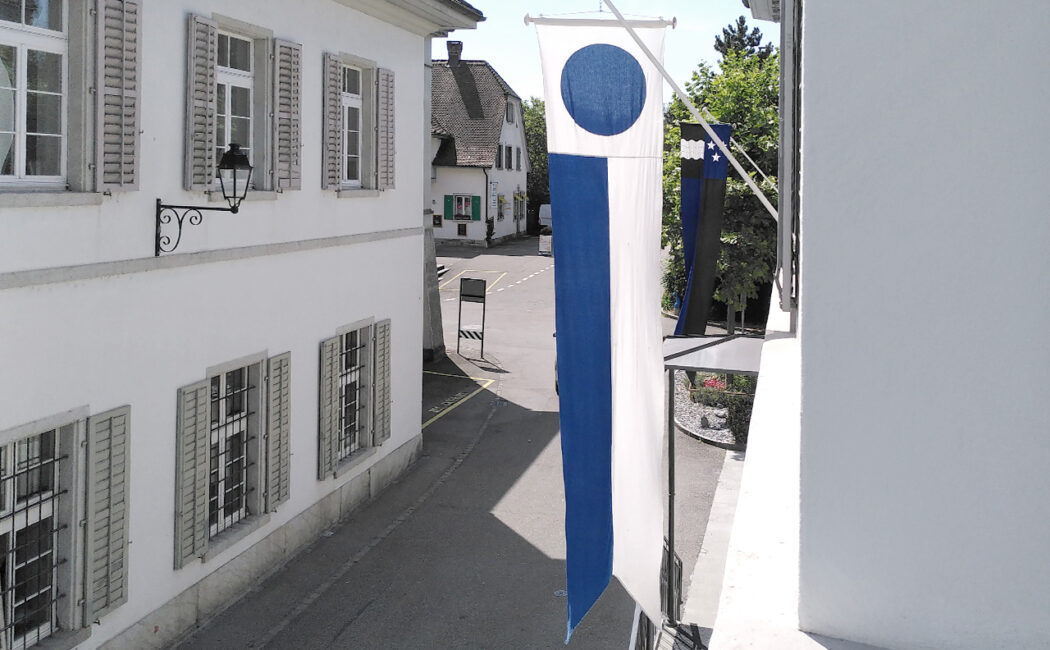 Lenzburger Fahne an der Hausfassade der Agentur neuzeichen