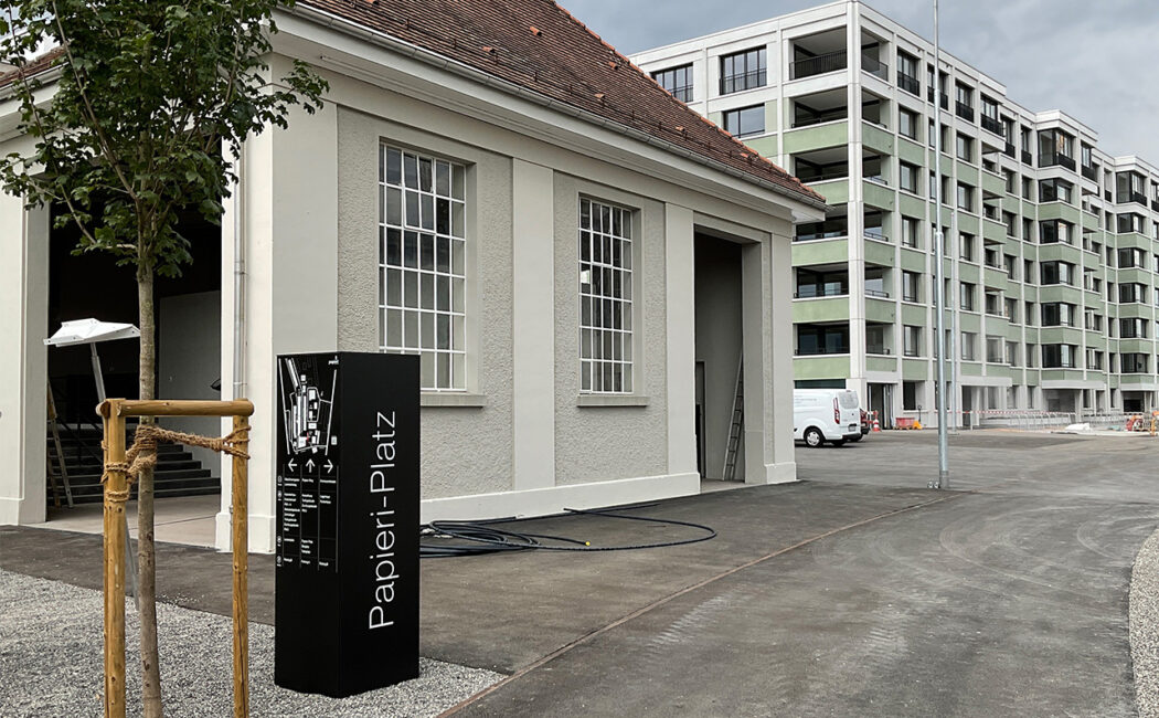 Orientierungstafel auf dem Papieri-Platz