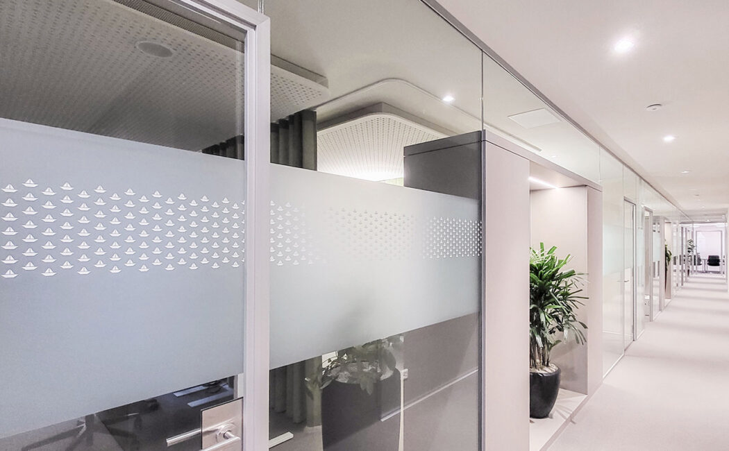 Signaletik für die PKSO – Direktbeschriftung der Innenräume des neuen Firmenstandort der PKSO